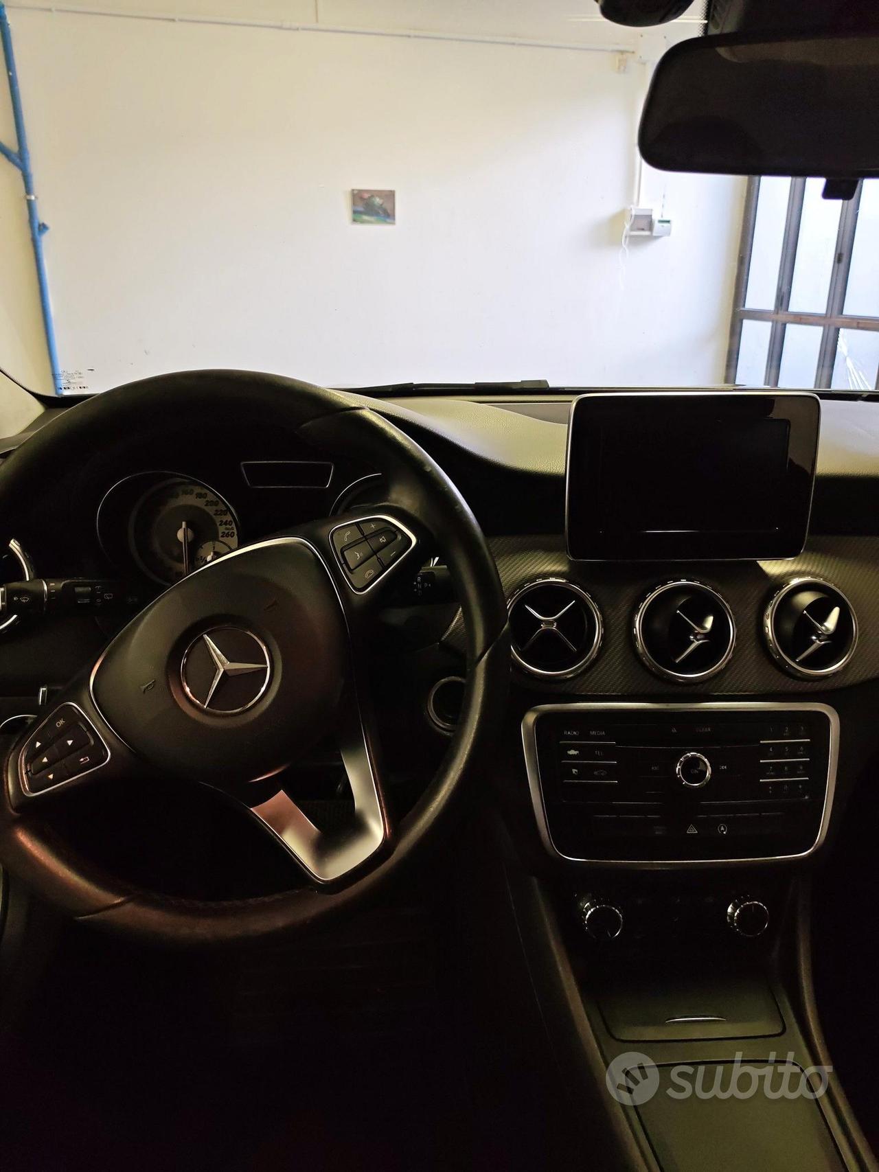 Mercedes-Benz GLA200d 136cv Business
