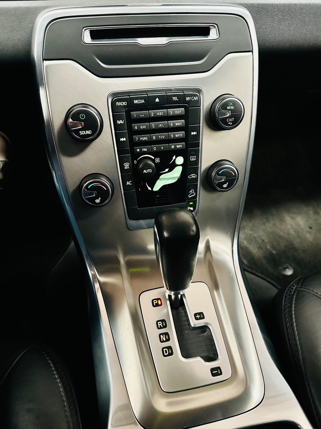 Volvo XC70 D5 215cv AWD Geartronic Summum MY12