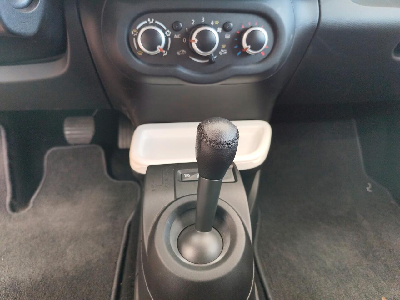 RENAULT Twingo 3ª serie Twingo SCe EDC La Pari...