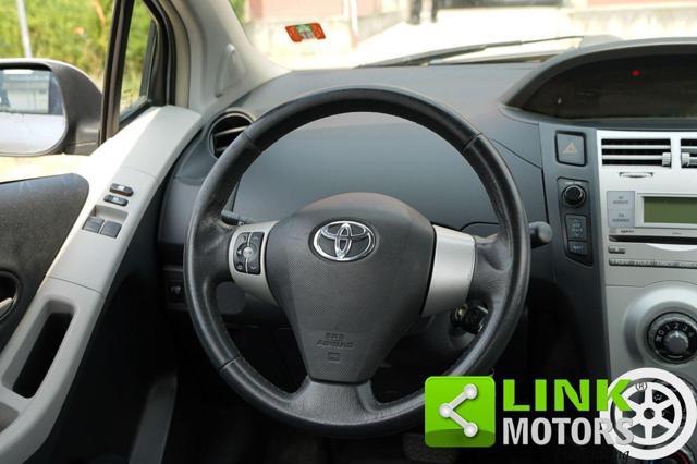 TOYOTA Yaris 1.3 VVTi 87CV - CAMBIO AUTOMATICO - PRENOTATA