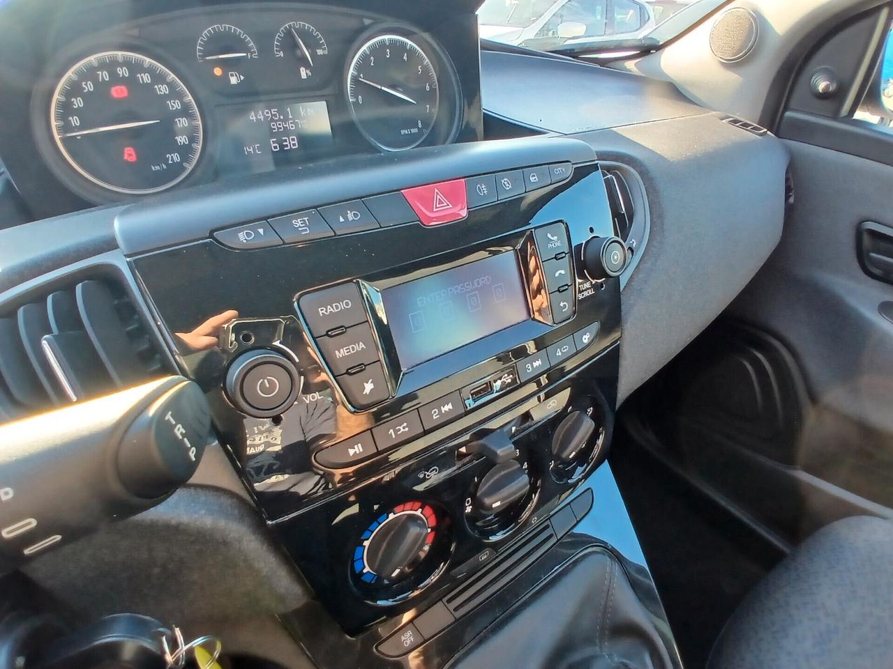 Lancia Ypsilon 1.0 FireFly S&S Hybrid Ecochic Silver