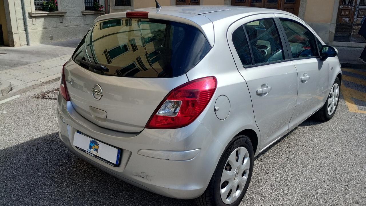 Opel Corsa 1.2 5 porte Club NEOPATENTATI
