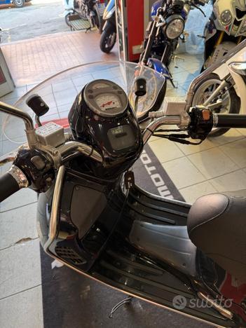 Piaggio Vespa 300 GTV Edizione Limitata -> Via Montenapoleone