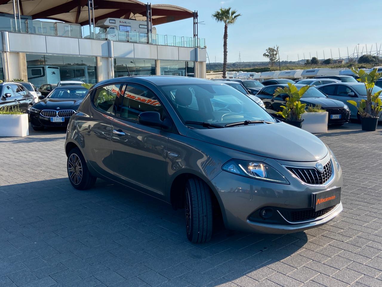 Lancia Ypsilon 1.0 firefly hybrid Gold