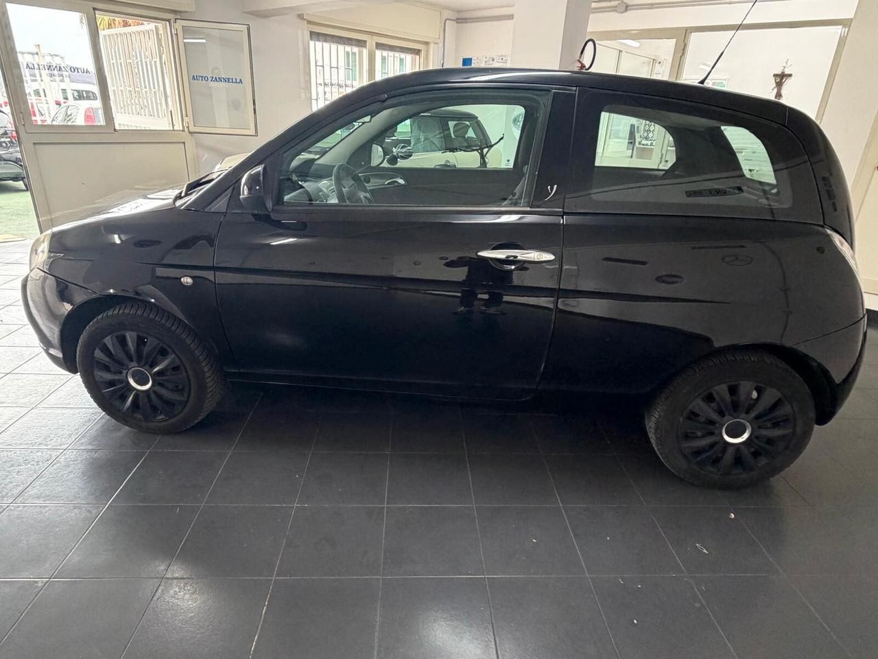 Lancia Ypsilon 1.3 MJT 75 CV Versus