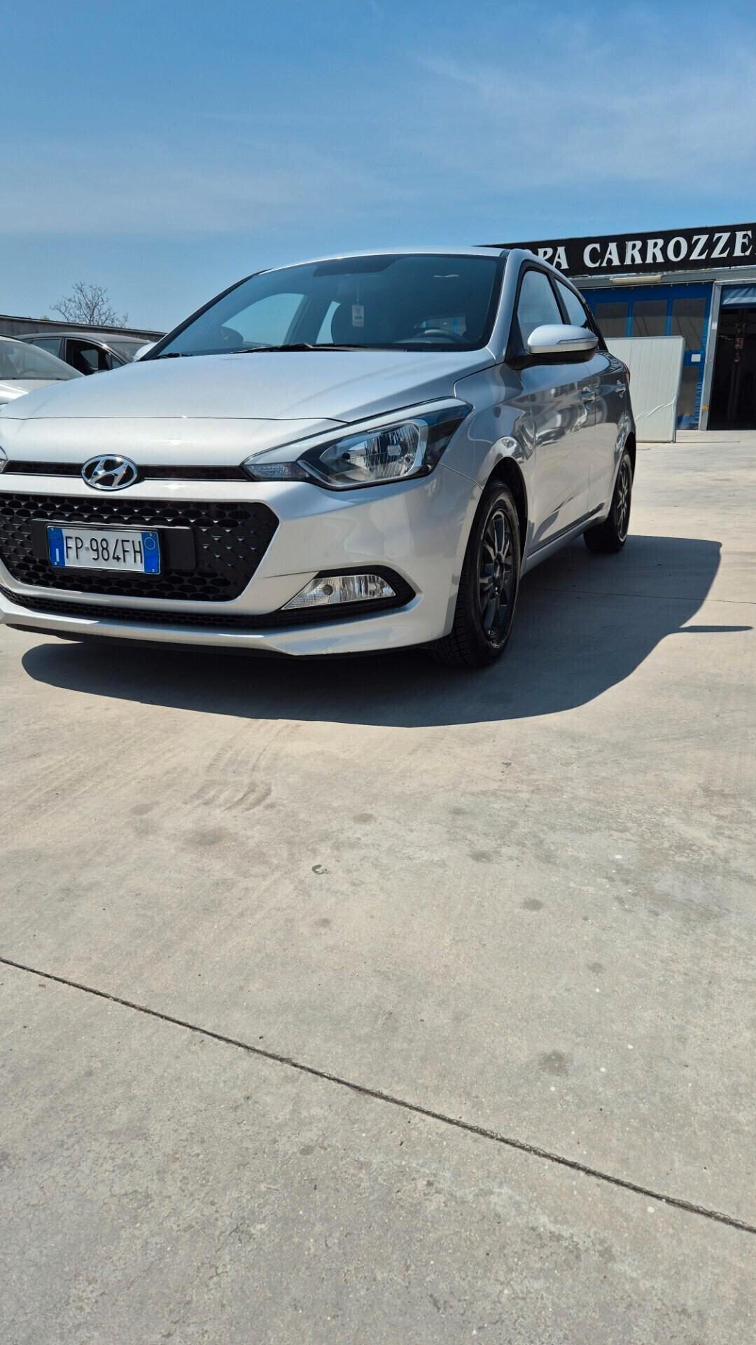 Hyundai i20 1.1 CRDi 12V 5 porte Blackline