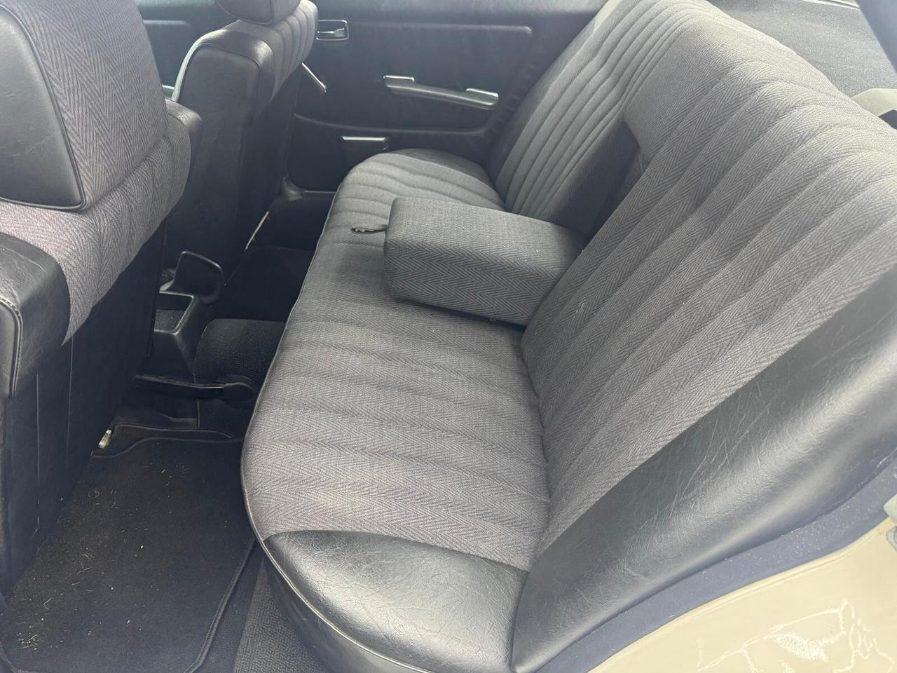 Mercedes-Benz 200 -Benzina