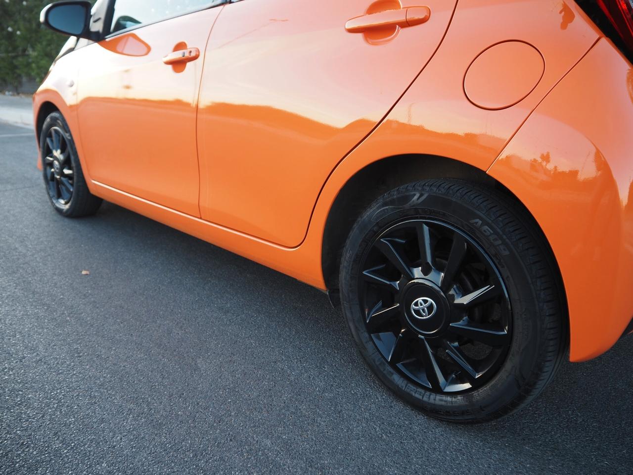 Toyota Aygo Connect orange 1.0 VVT-i 72 CV 5 porte x-wave