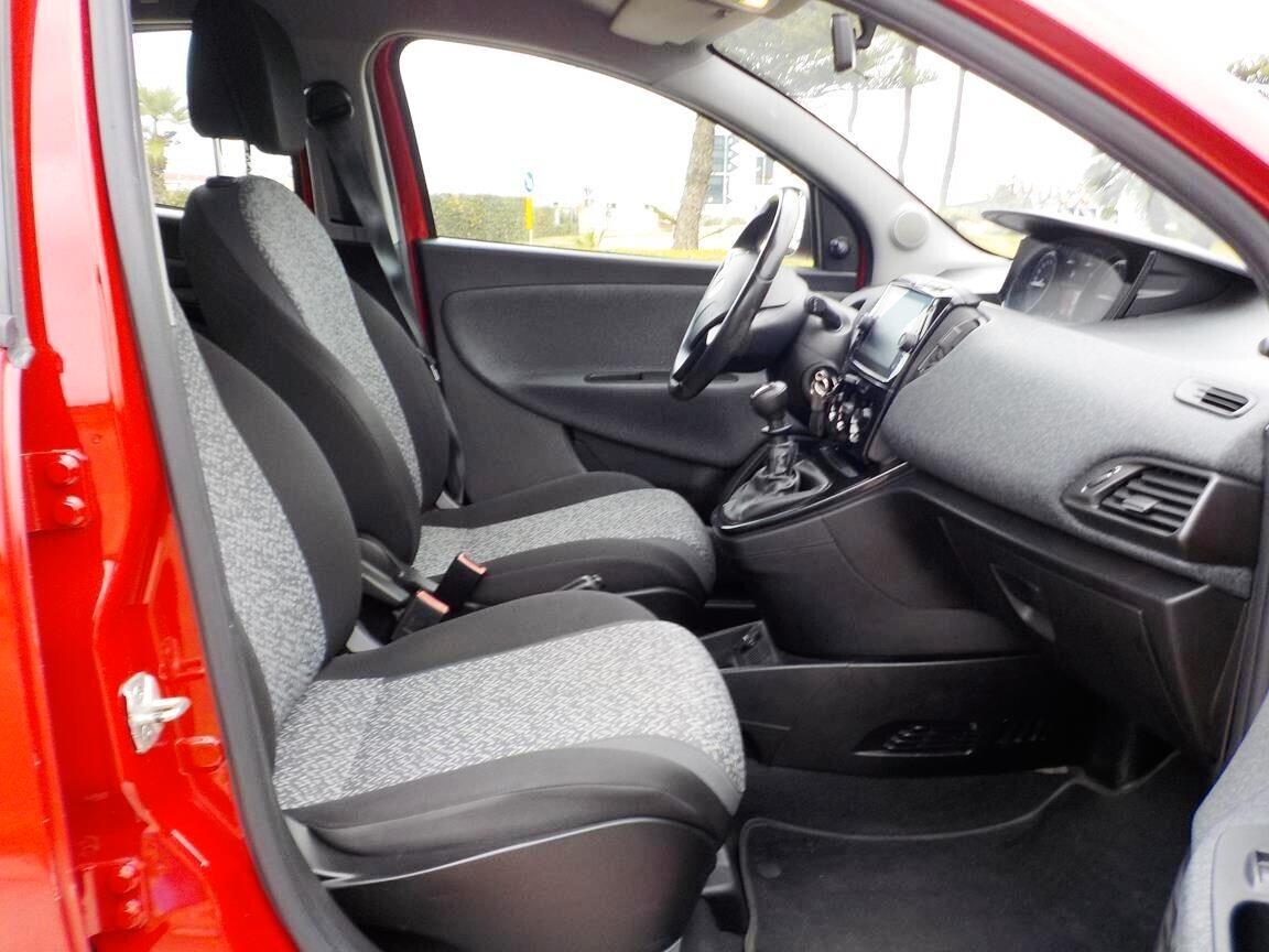 Lancia Ypsilon 1.0 FireFly 5 porte S&S Hybrid Ecochic Silver