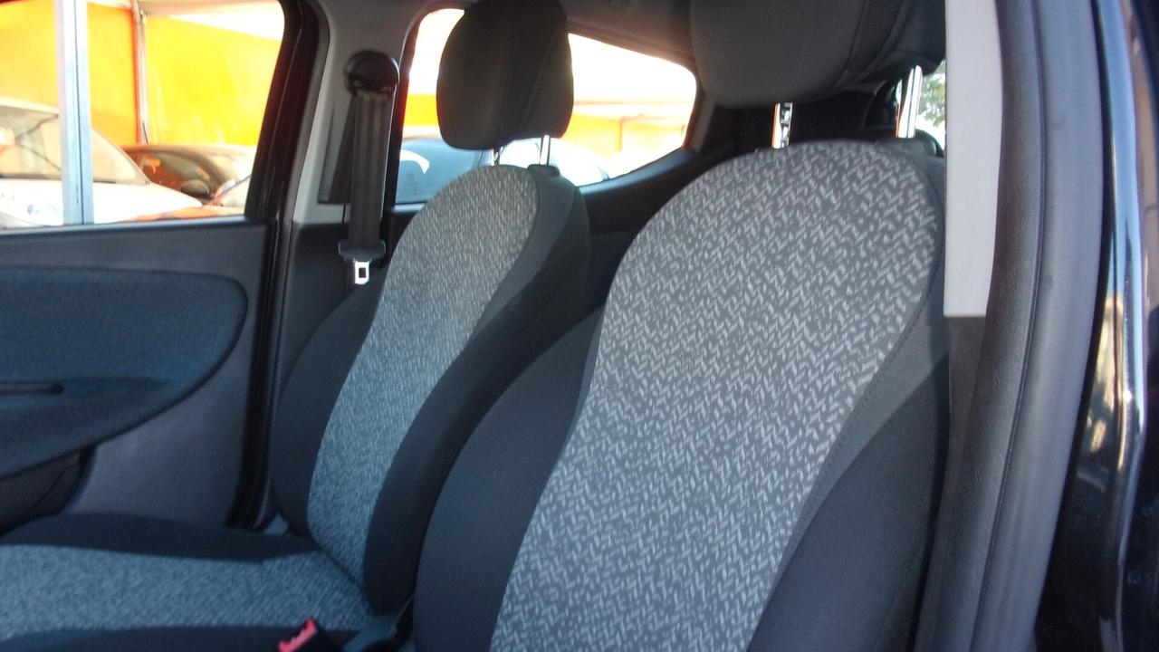 Lancia Ypsilon 1.0 FireFly 5 porte S&S Hybrid Silver