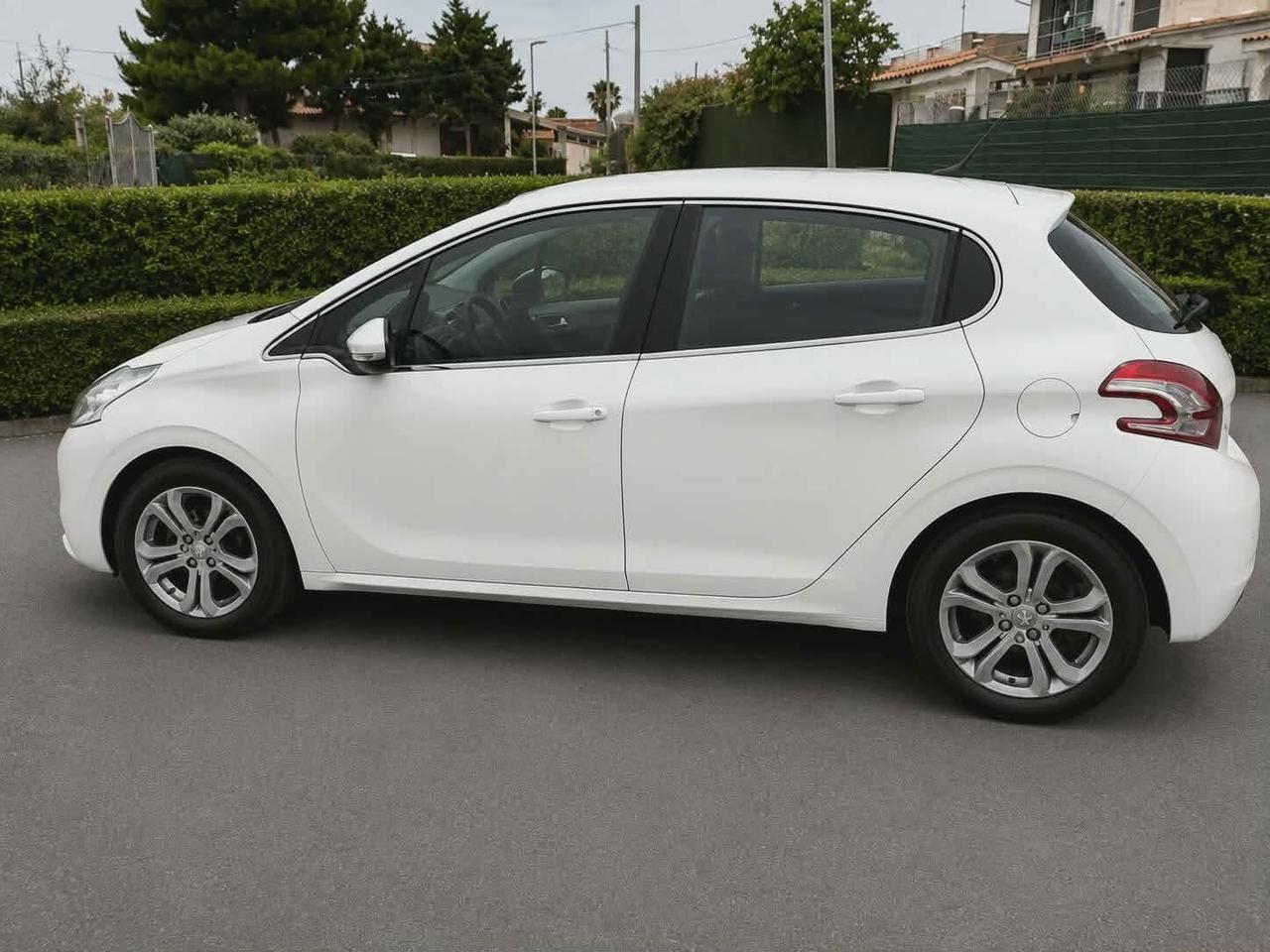 Peugeot 208 1.2 Benzina Allure – PARI AL NUOVO
