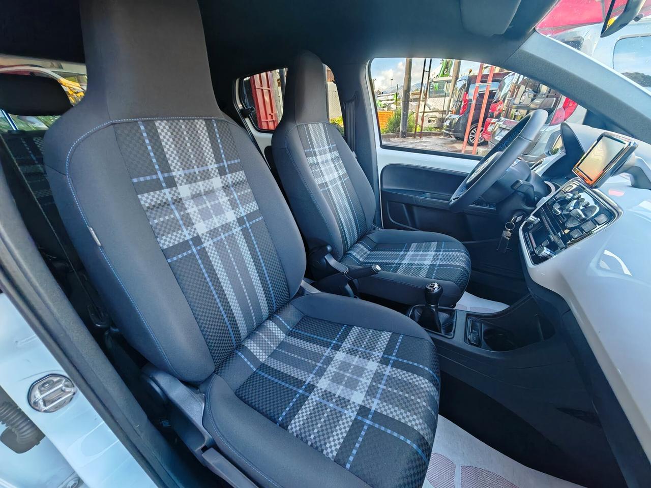 Volkswagen Up 1.0 benzina 08/2015 Cv60