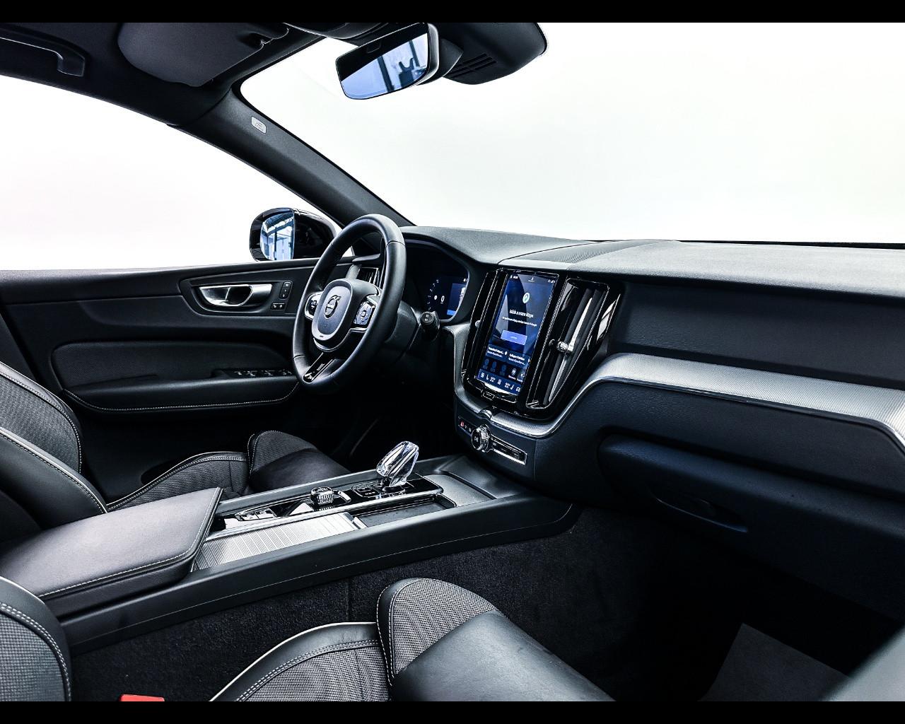 VOLVO XC60 B4 (d) AWD automatico Plus Dark