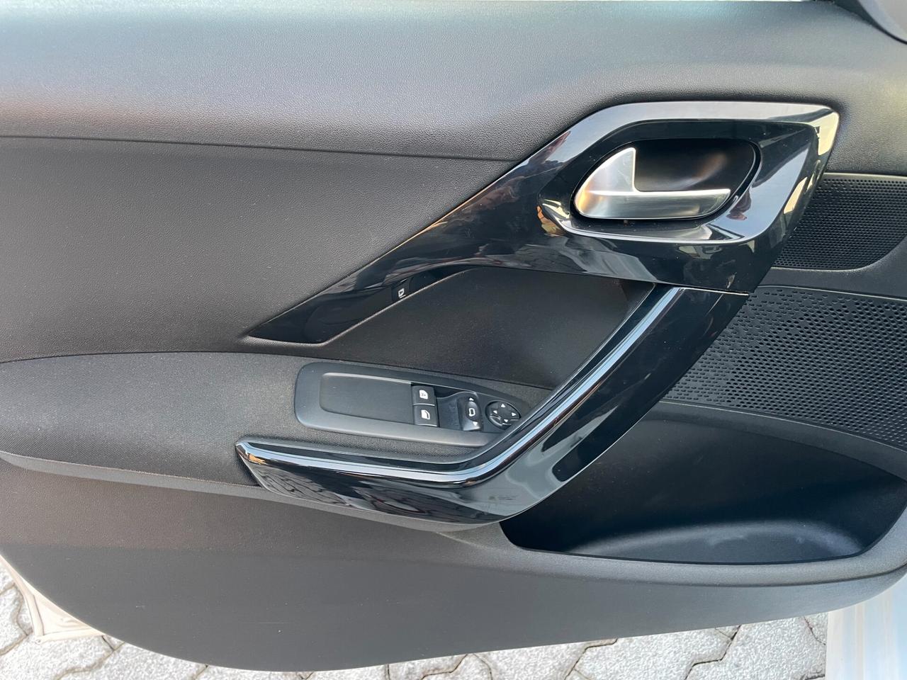 Peugeot 208 PureTech 82 5 porte Allure CINGHIA NUOVA !!!