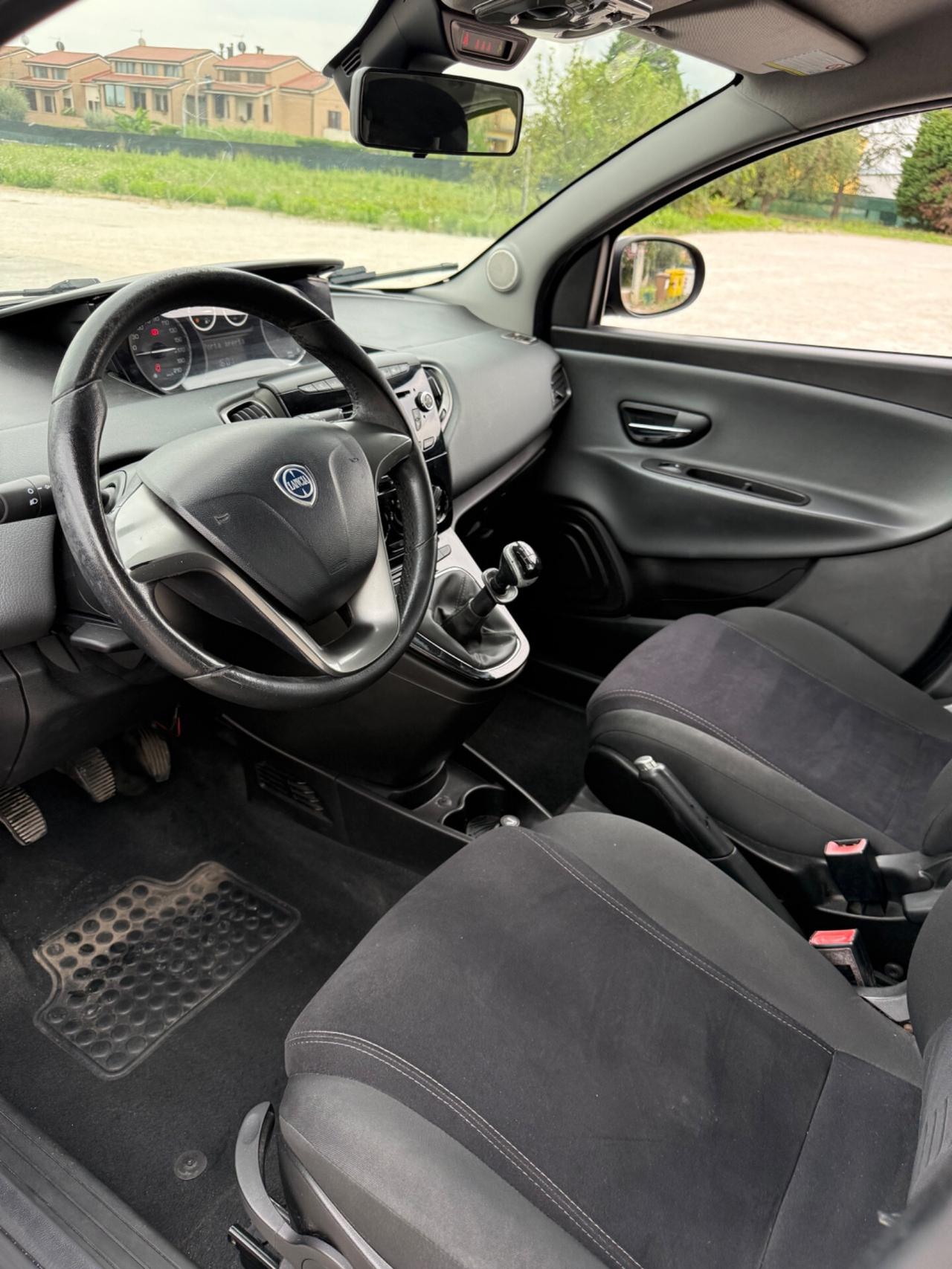 Lancia Ypsilon 1.2 benzina 5porte NEOPATENTATI