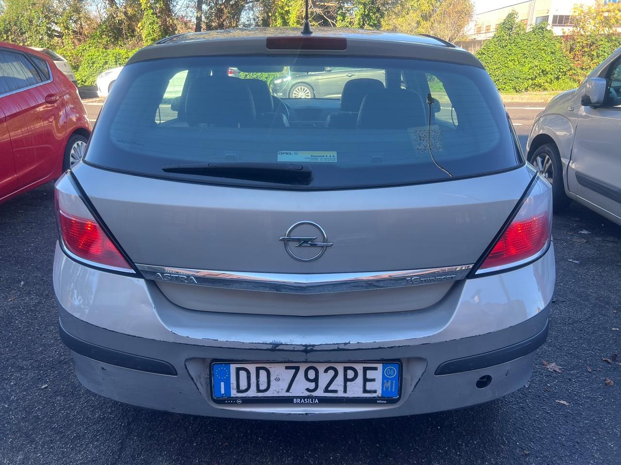 Opel Astra 1.6 16V Twinport 5 porte Cosmo