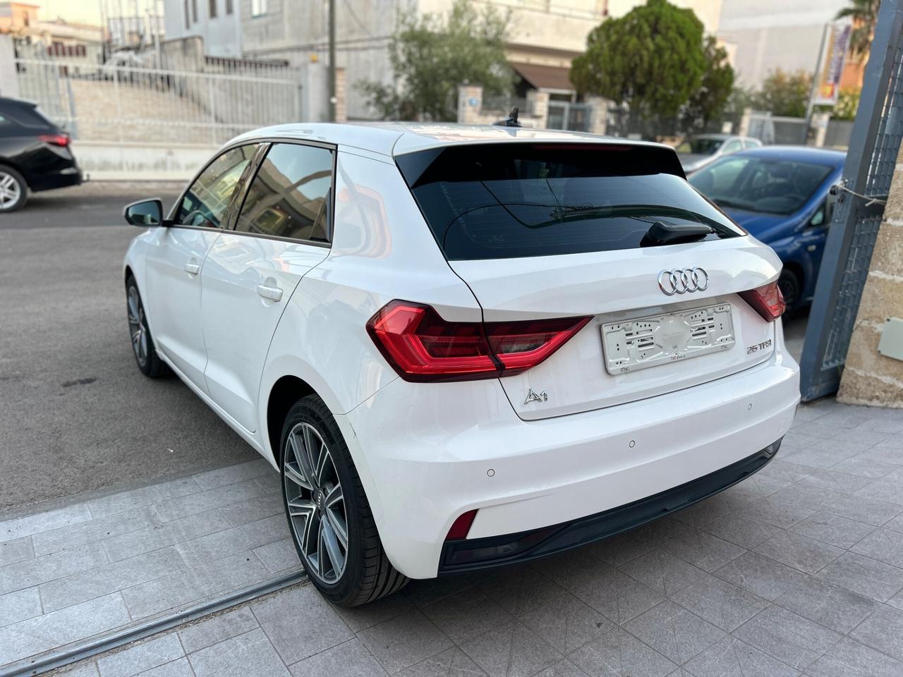 Audi A1 1.0 TFSI Admired-2018-NAVI-SENSORI