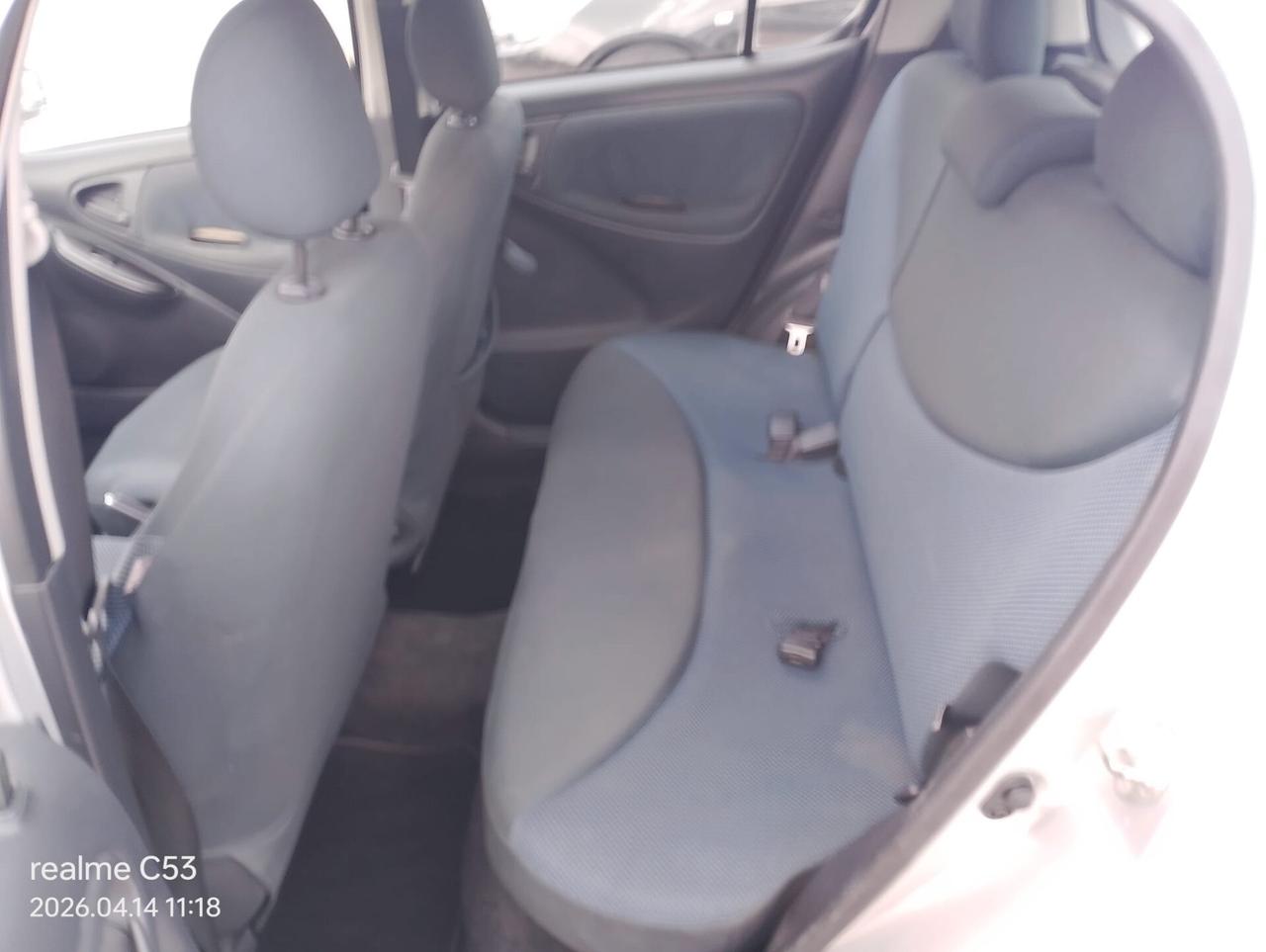 TOYOTA YARIS 1.0 BENZ-2005