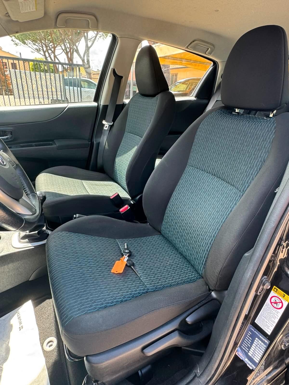 Toyota Yaris 1.3 5 porte Lounge TENUTA MANIACALMENTE !!