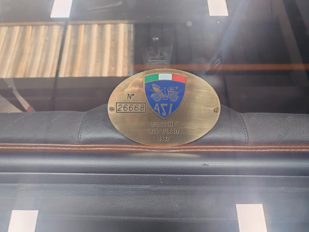 Porsche 944 Turbo targa oro