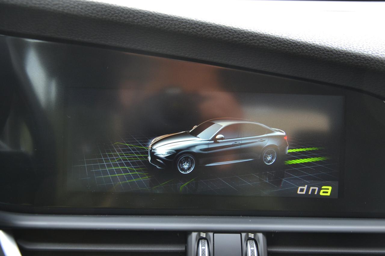 Alfa Romeo Giulia 2.0 200CV AT8 NAV LED RCAM PDC *PREZZO VERO*