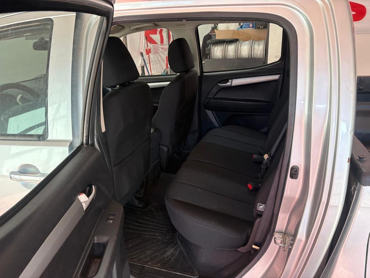 ISUZU PICK-UP D-MAX POSTI 5 DOPPIA CABINA Diesel 2.5 CV 163 Con Km 196.696 CANCIO TRAINO garanzia 12 mesi