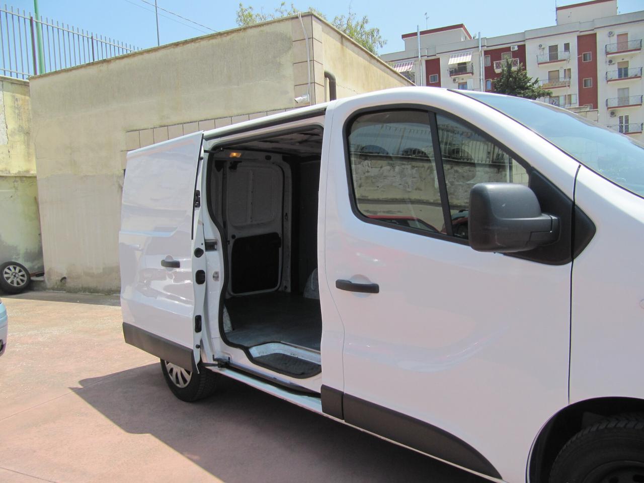 NISSAN NV300
