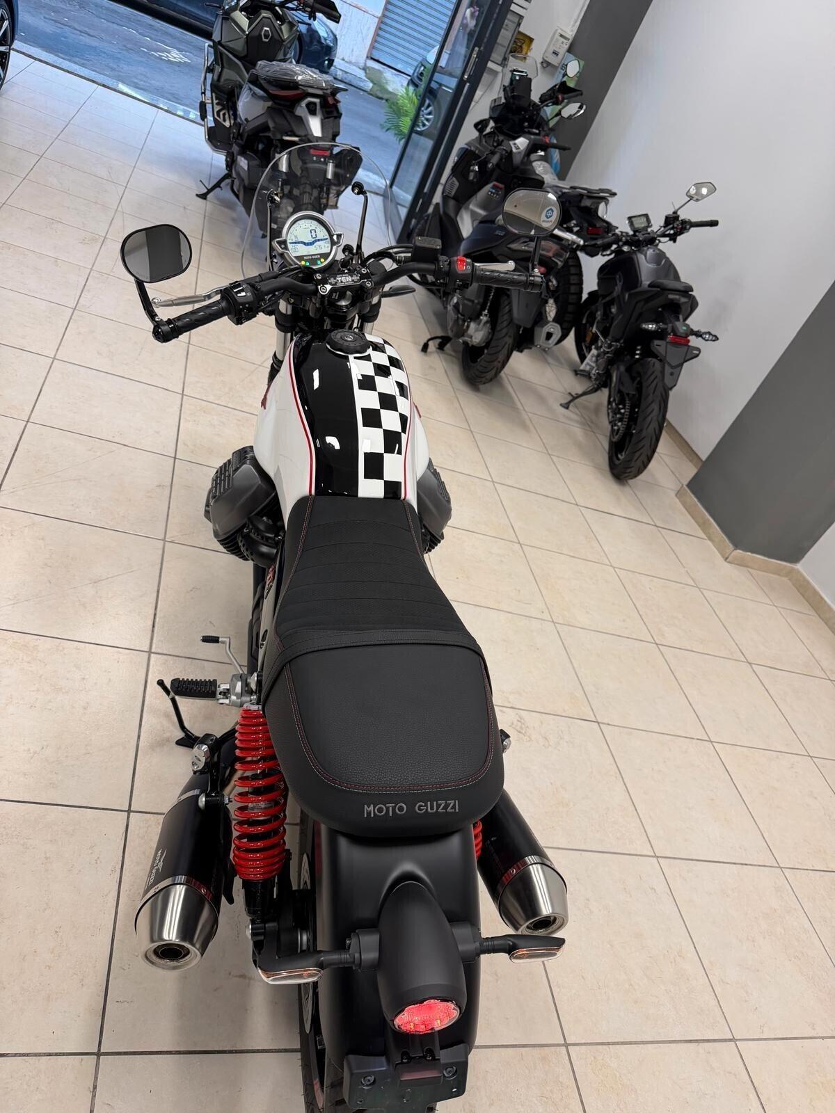 Moto Guzzi V7 STONE TEN