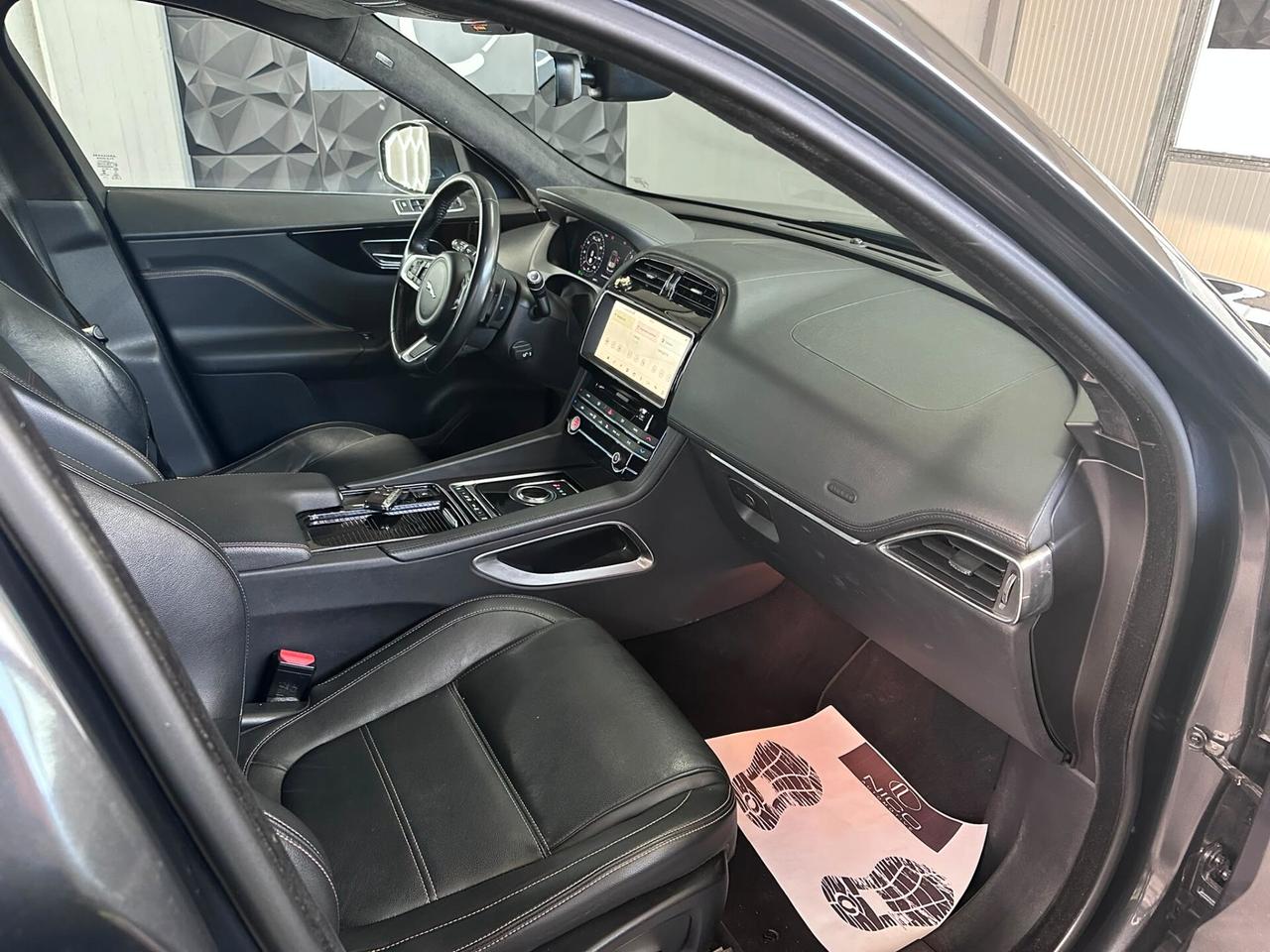 Jaguar F-Pace 2.0 D 180 CV AWD aut. Chequered Flag