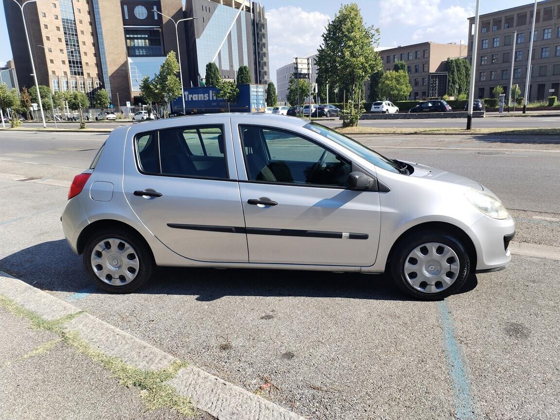 Renault Clio 1.2 16V 5 porte Confort 54000KM DEL 2006 UNIPRO DEL 1941 MANUTENZIONI PRE CONSEGNA