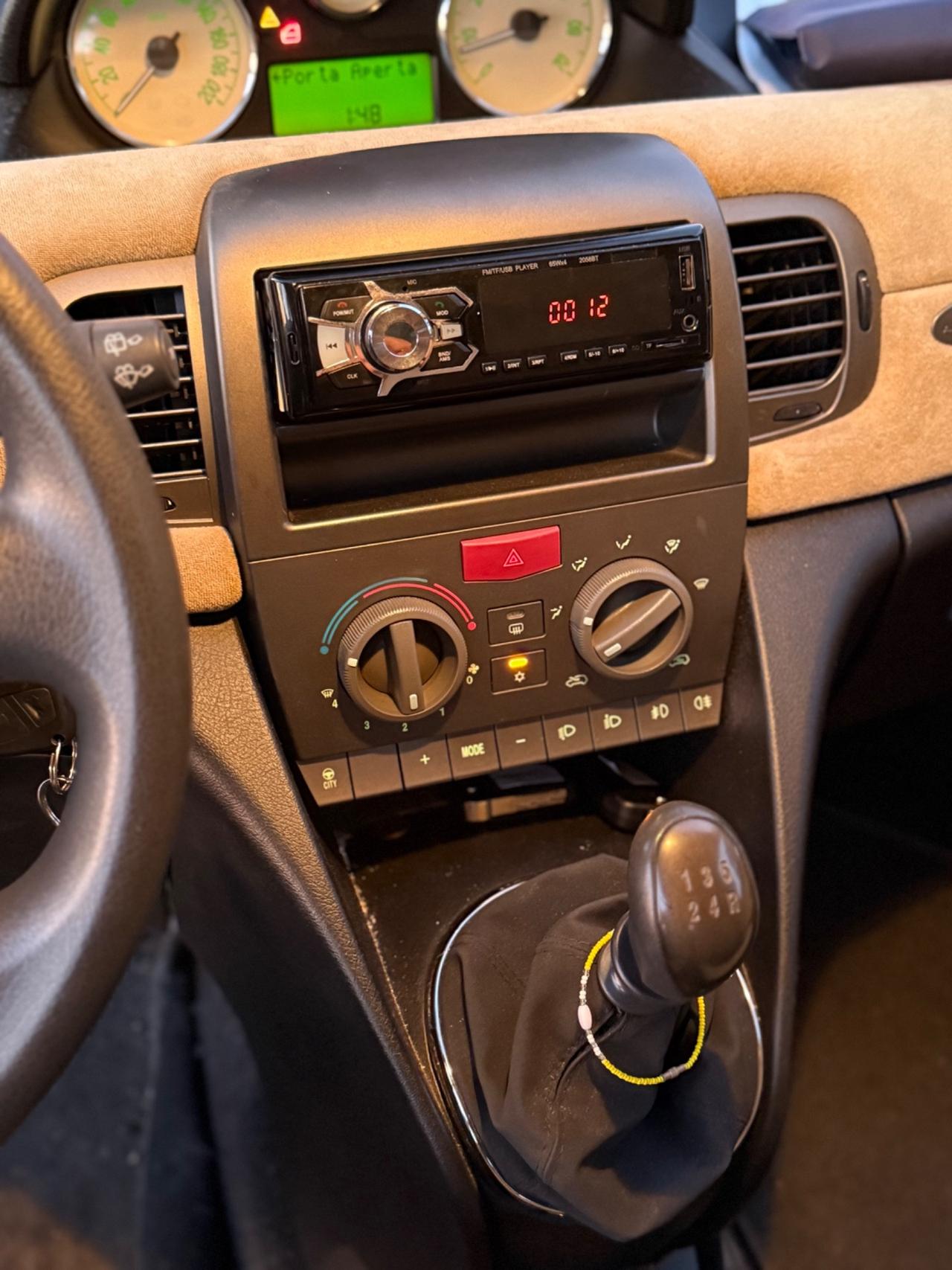 Lancia Ypsilon 1.4 16V Oro