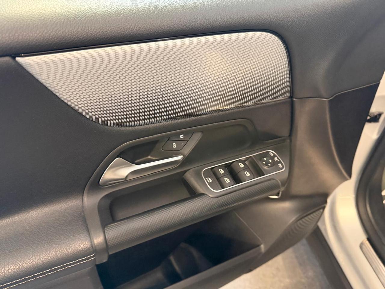 MERCEDES-BENZ GLB 180D SPORT 2.0 116CV PELLE NAVI CAM ANNO 2021