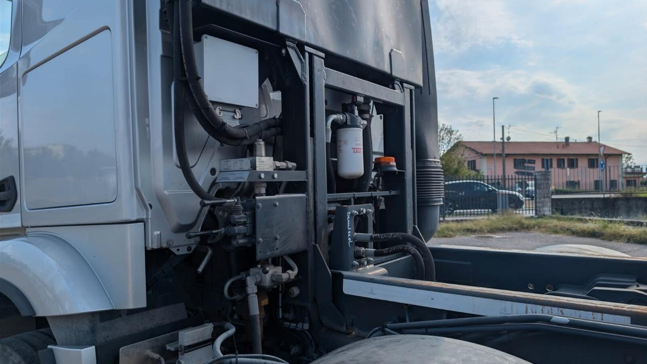 TRATTORE STRADALE E AUTOCARRO CON SISTEMA SCARRABILE PRIS-MAG SA26