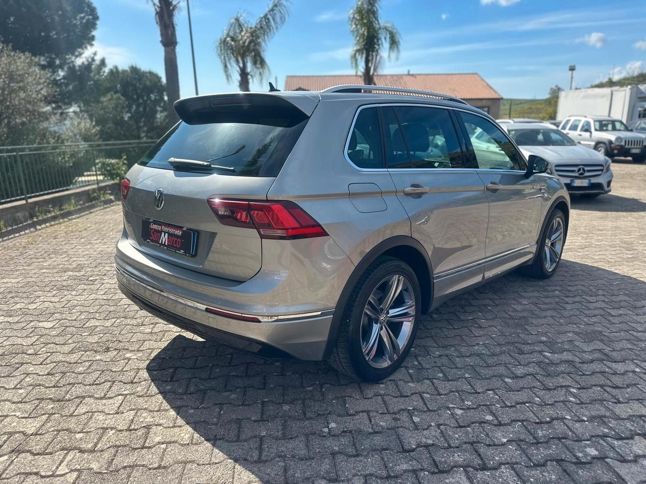 Volkswagen Tiguan 2.0 TDI SCR Sport R-Line interno ed esterno cambio manuale