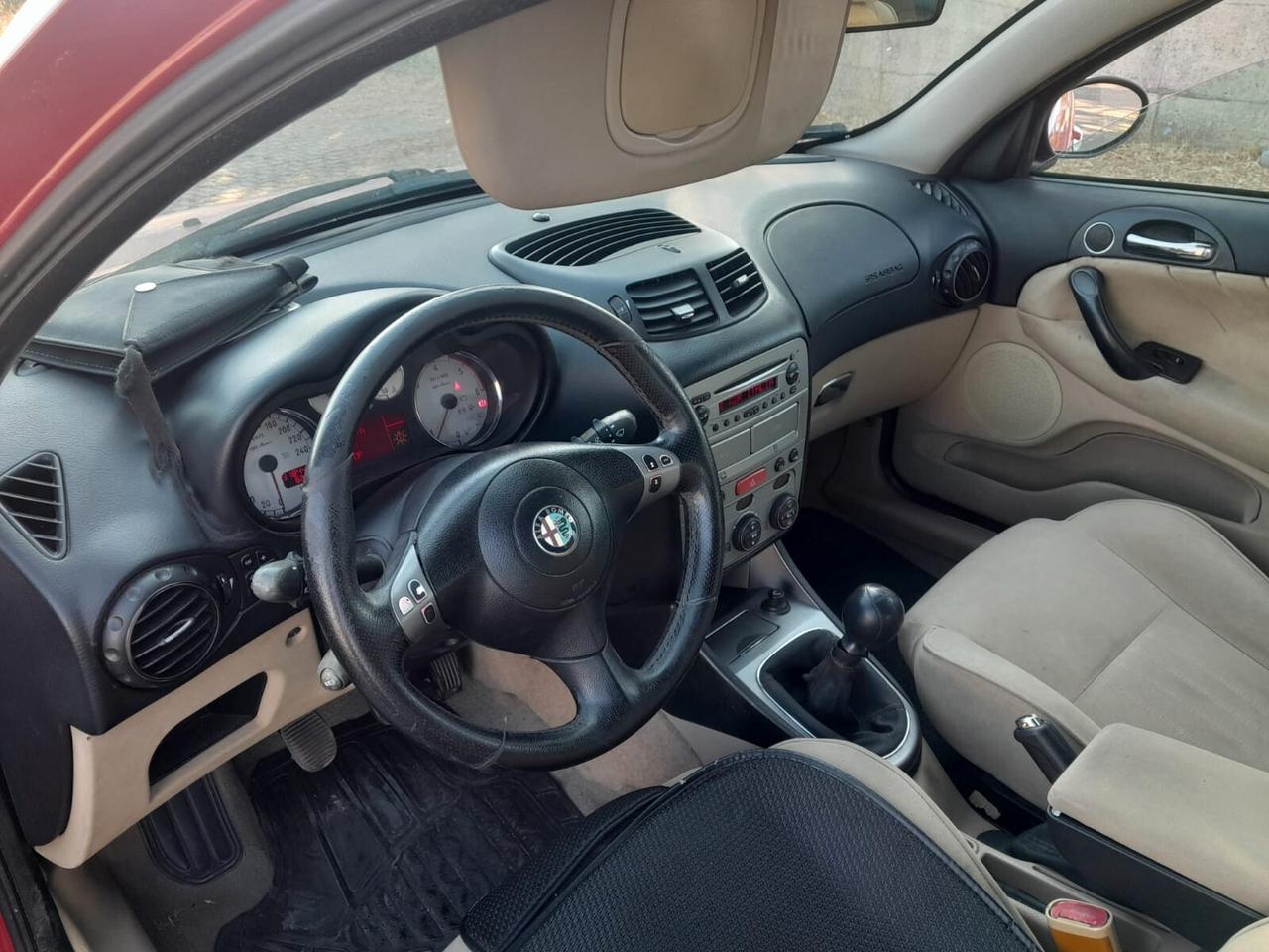 Alfa Romeo 147 1.9 JTD M-JET 16V rossa