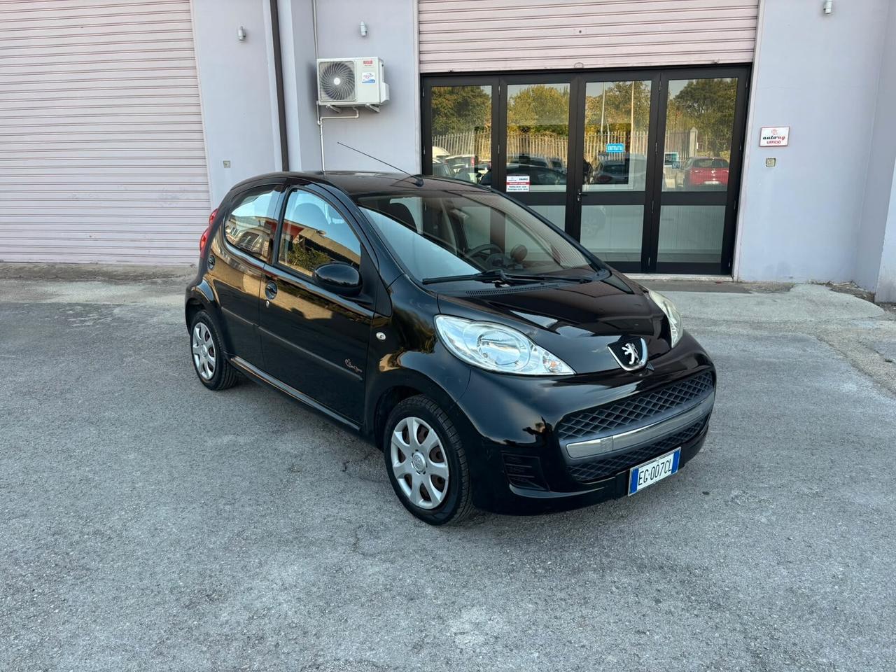 Peugeot 107 1.0 68CV 5p. Sweet Years automatica