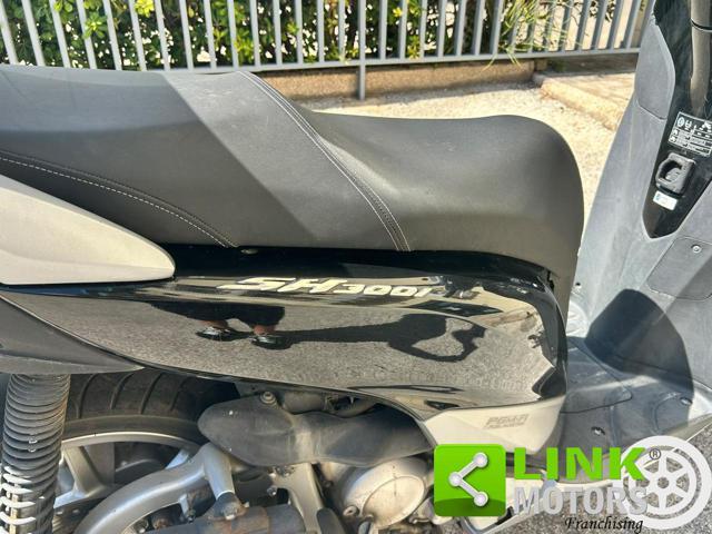 HONDA SH 300 i Bauletto e Visiera inclusi