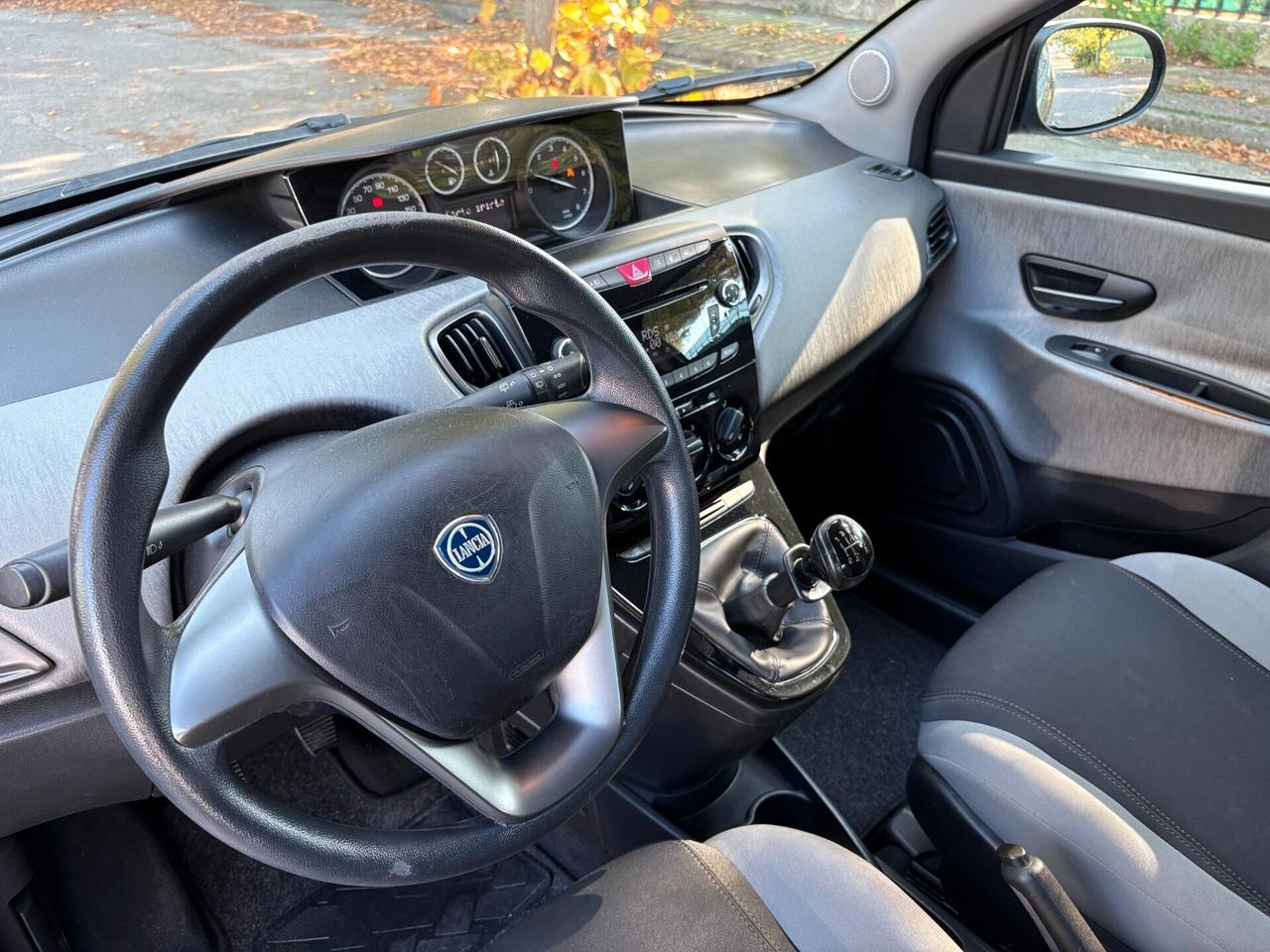 Lancia Ypsilon 0.9 TwinAir 85 CV 5 porte Metano Ecochic Silver