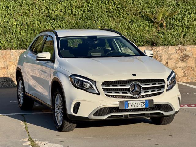 MERCEDES-BENZ GLA 180 PACK NIGHT+NAVI+FULL LED+R.CAM+PORT.ELETTRICO