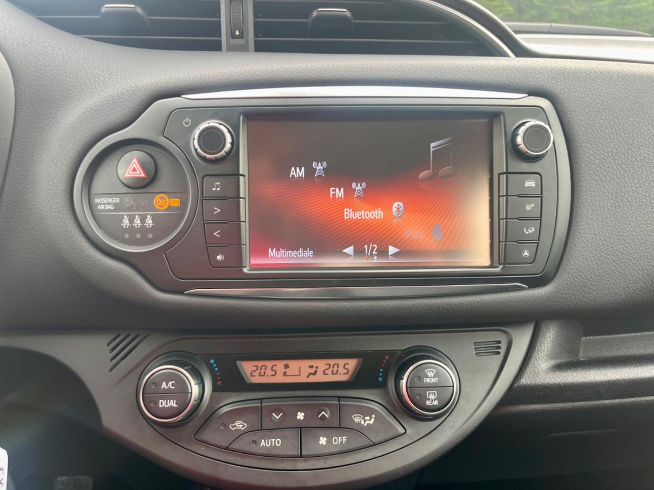 Toyota Yaris 1.3benz 2015 90.000km perfetta per neopatentati