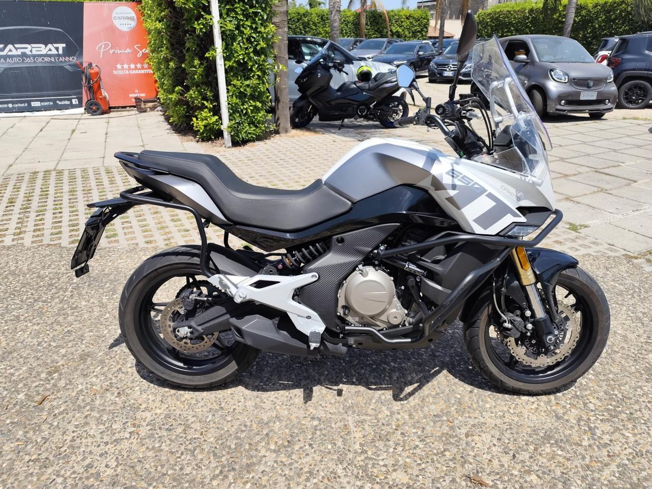 Cf Moto 650 MT 650MT Modello crossover/adventure, con manubrio più alto, protezione motore e aspetto robusto,