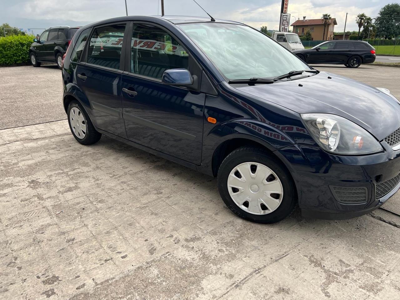 Ford Fiesta 1.2 16V 5p. Ghia x Neopatentati