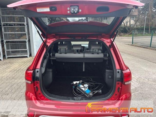 MITSUBISHI Outlander 2.4 MIVEC 4WD PHEV Diamond SDA