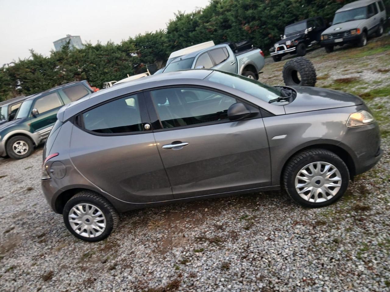 Lancia Ypsilon 0.9 TwinAir 85 CV 5 porte Metano Ecochic Silver