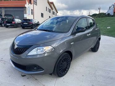 Lancia Ypsilon 1.0 firefly hybrid Silver Plus s