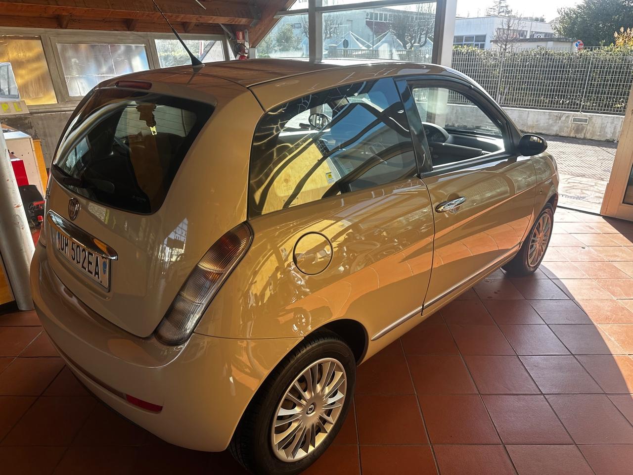 Lancia Ypsilon 1.2 beige metano neopatentati