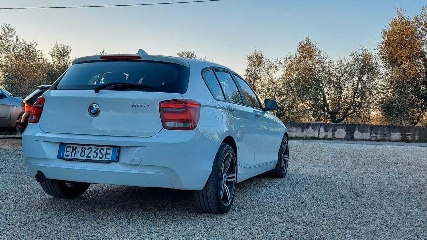 Bmw 118d 5p. Unique