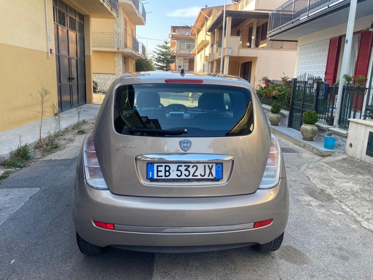 Lancia Ypsilon 1.3 MJT 75 CV cambio automatico