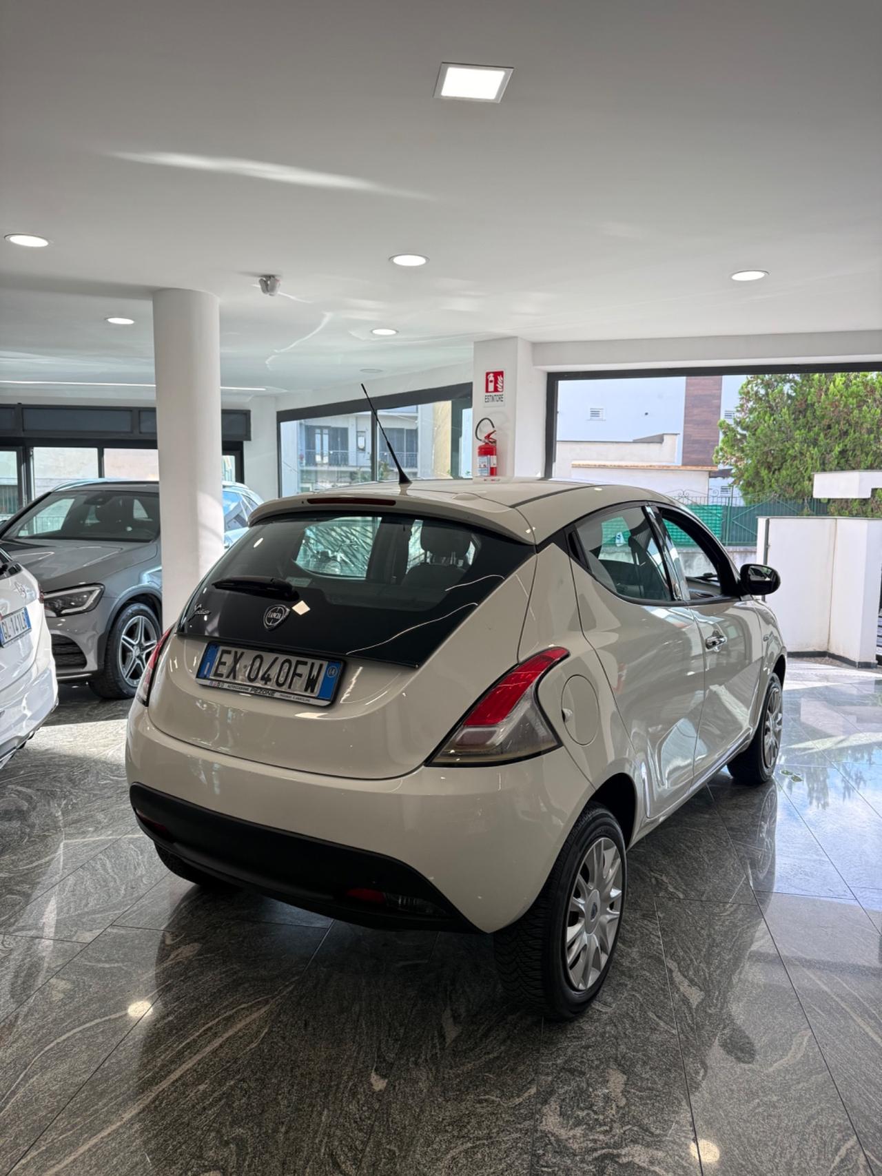 Lancia Ypsilon 0.9 TwinAir 85 CV 5 porte Metano Ecochic Silver