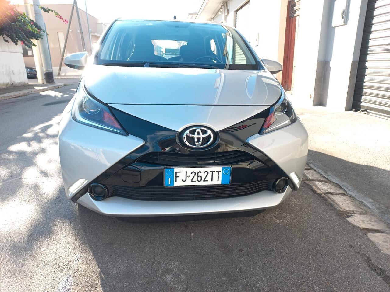 Toyota Aygo 1.0 VVT-i 69 CV 5 porte x-black TSS